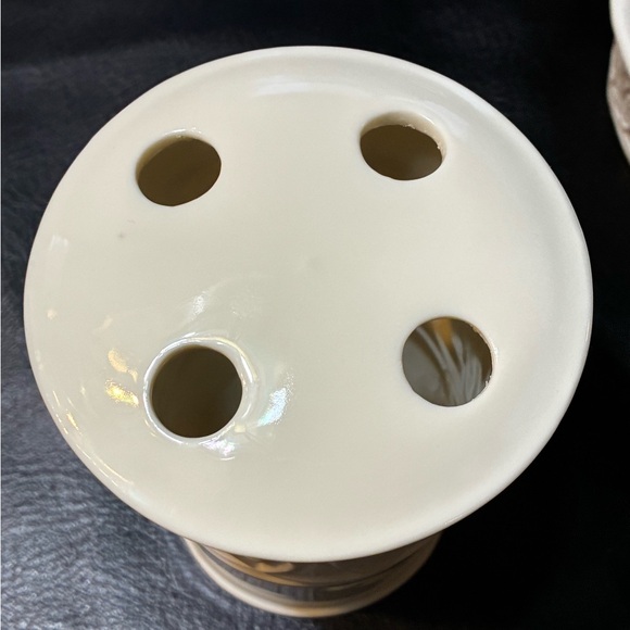 Elegant Cream Bathroom Set - Picture 6 of 11